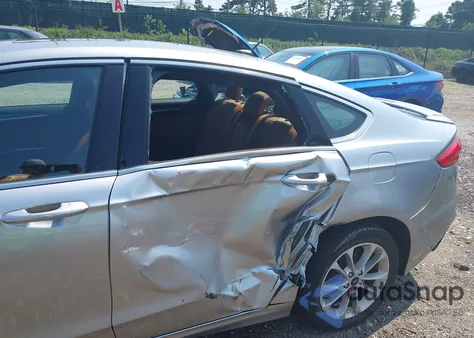 2020 Ford Fusion Plug-In Hybrid Titanium z USA, uszkodzony, nr VIN 3FA6P0SU9LR142377